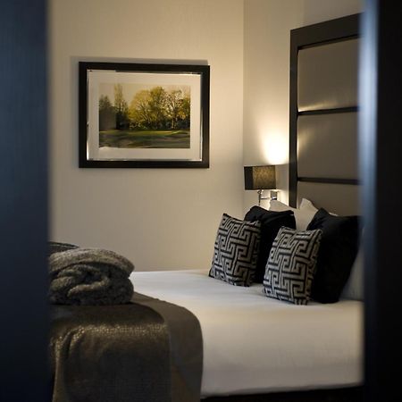 The Lodge At Kingswood Epsom Room photo