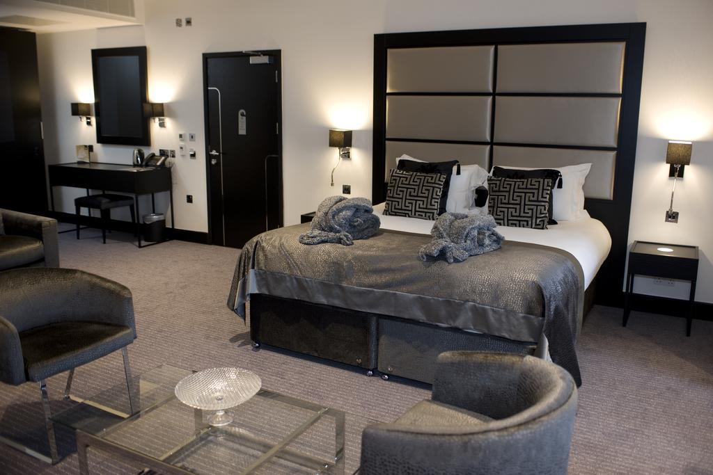 The Lodge At Kingswood Epsom Room photo