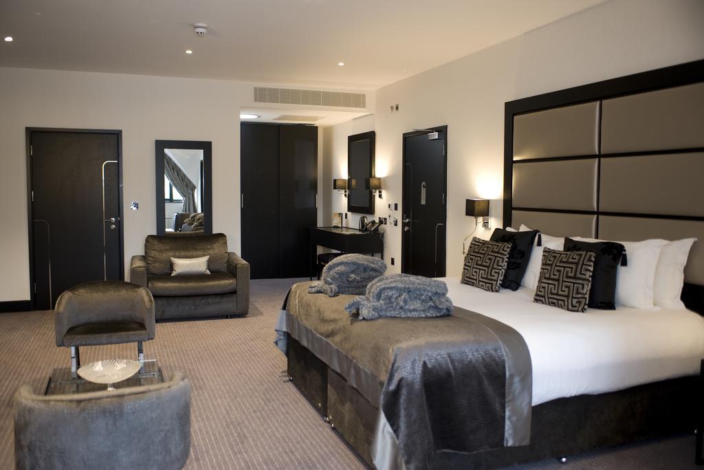 The Lodge At Kingswood Epsom Room photo
