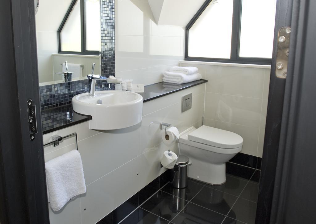 The Lodge At Kingswood Epsom Room photo
