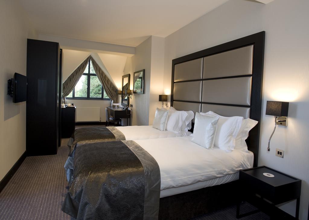 The Lodge At Kingswood Epsom Room photo