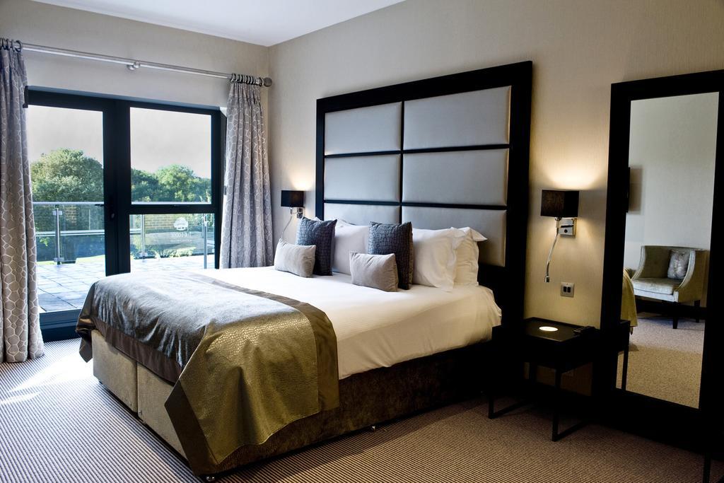 The Lodge At Kingswood Epsom Room photo